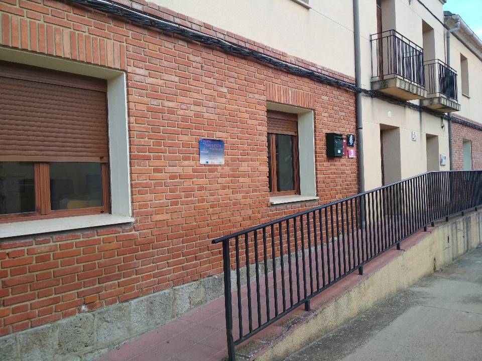 Exterior del edificio del telecentro y biblioteca